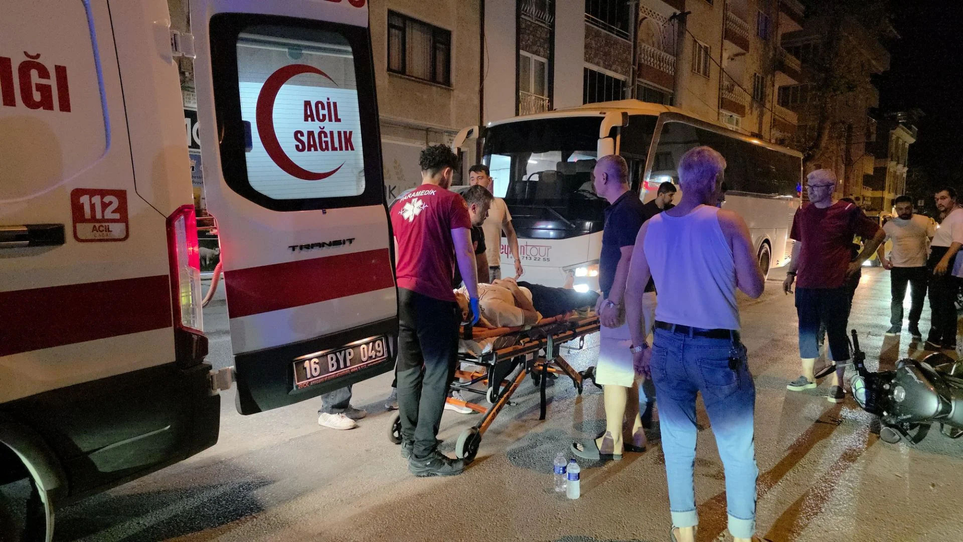 Yoldaki çukur canından ediyordu, otobüsün altına girdi
