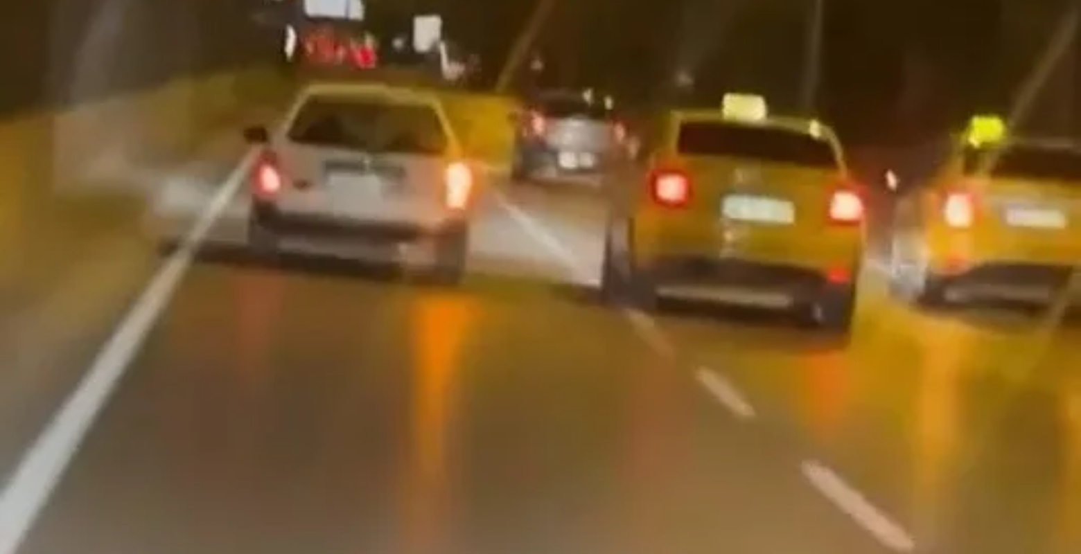 İki Taksi Otomobili Sıkıştırdı