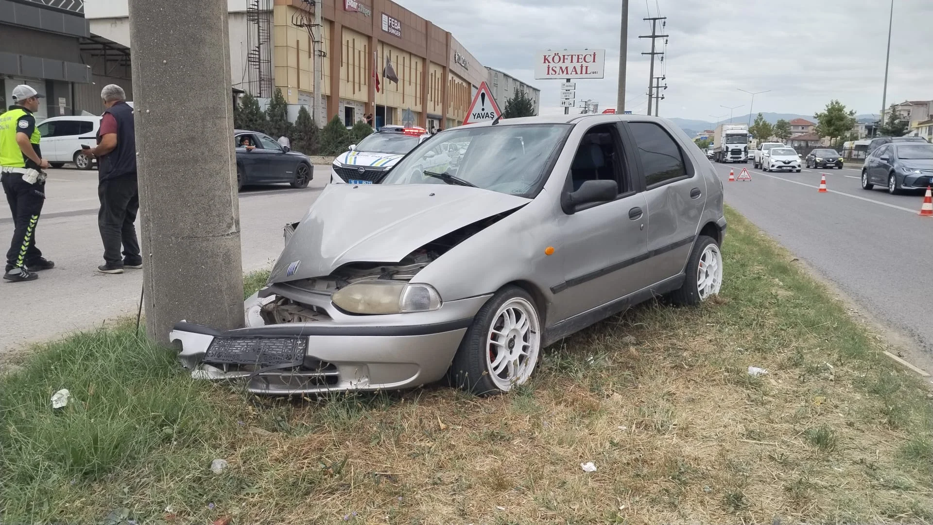 İnegöl'de otomobil yoldan çıktı: Sürücü yaralandı