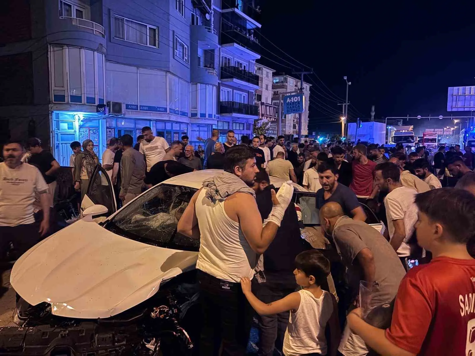 Kırmızı ışık ihlali facia getirdi : 1’i ağır 5 yaralı