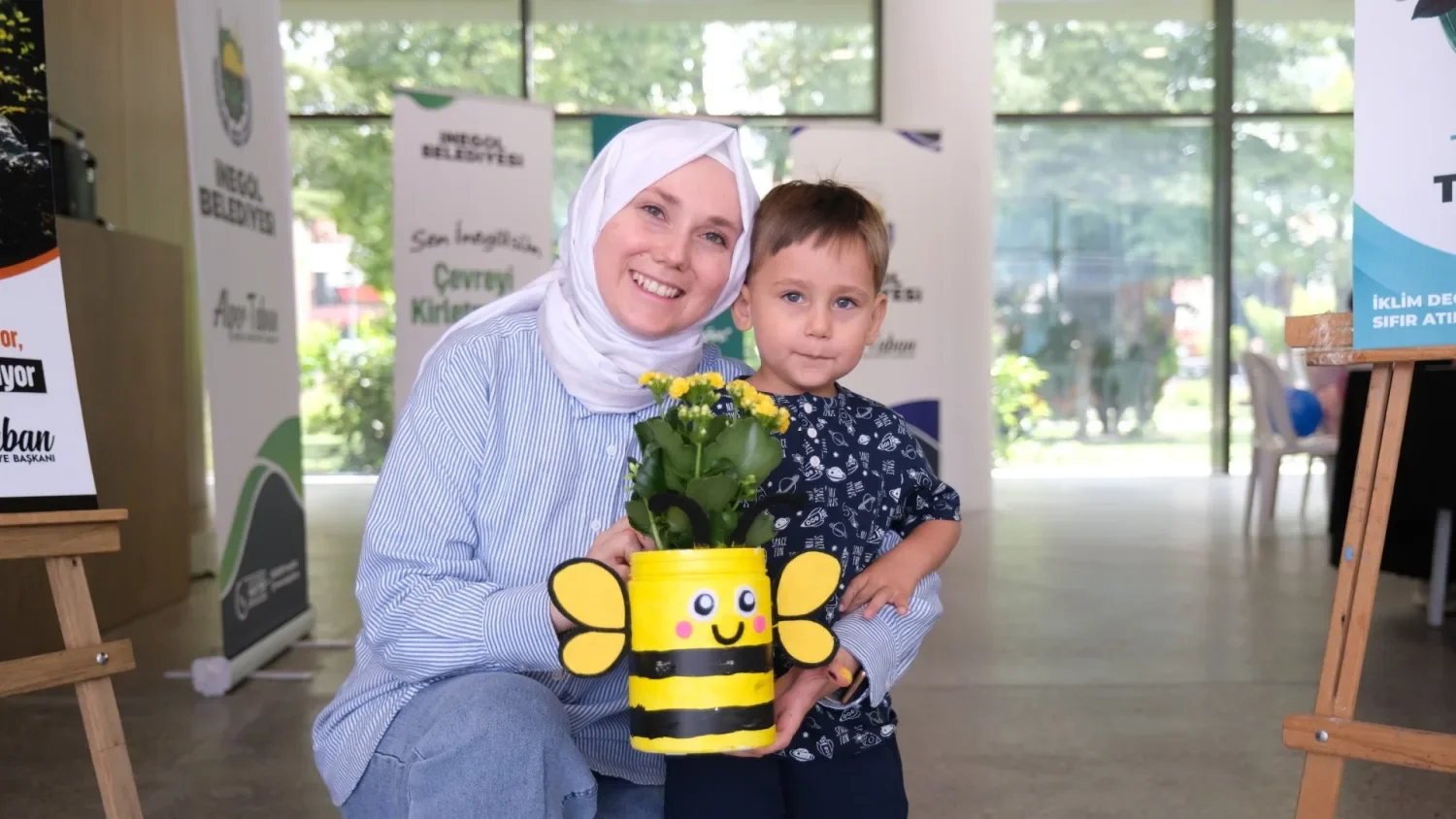 İnegöl’de atık plastikler çocukların elinde saksı oldu