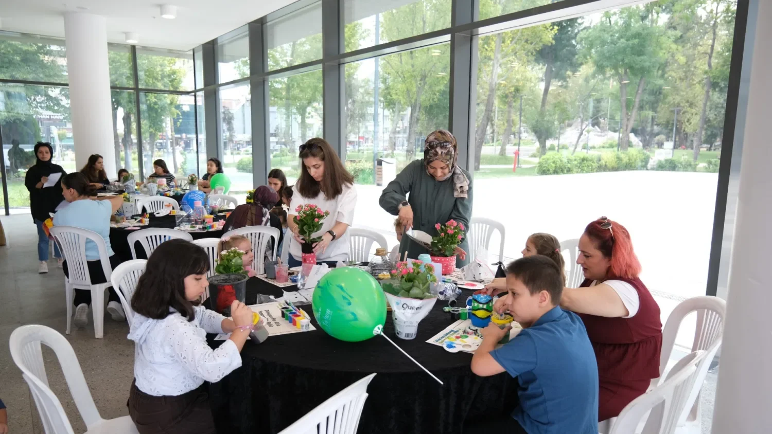 İnegöl’de atık plastikler çocukların elinde saksı oldu
