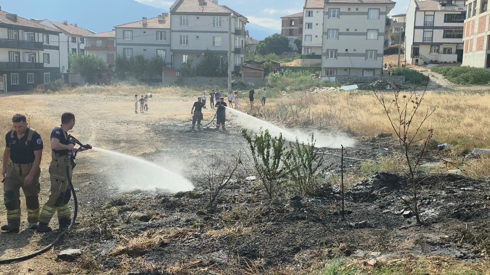 İnegöl'de ayçiçek tarlası son anda kurtuldu