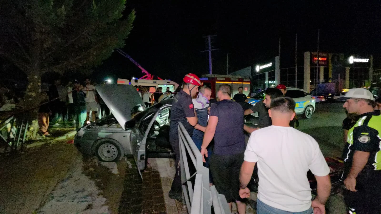 Kontrolden çıkan araç korkuluklara saplandı
