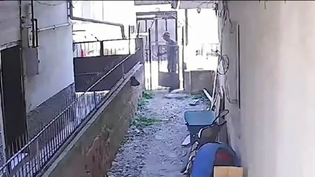 Kapıyı yerinde bulamayınca şoke oldu! Kamera gerçeği gösterdi
