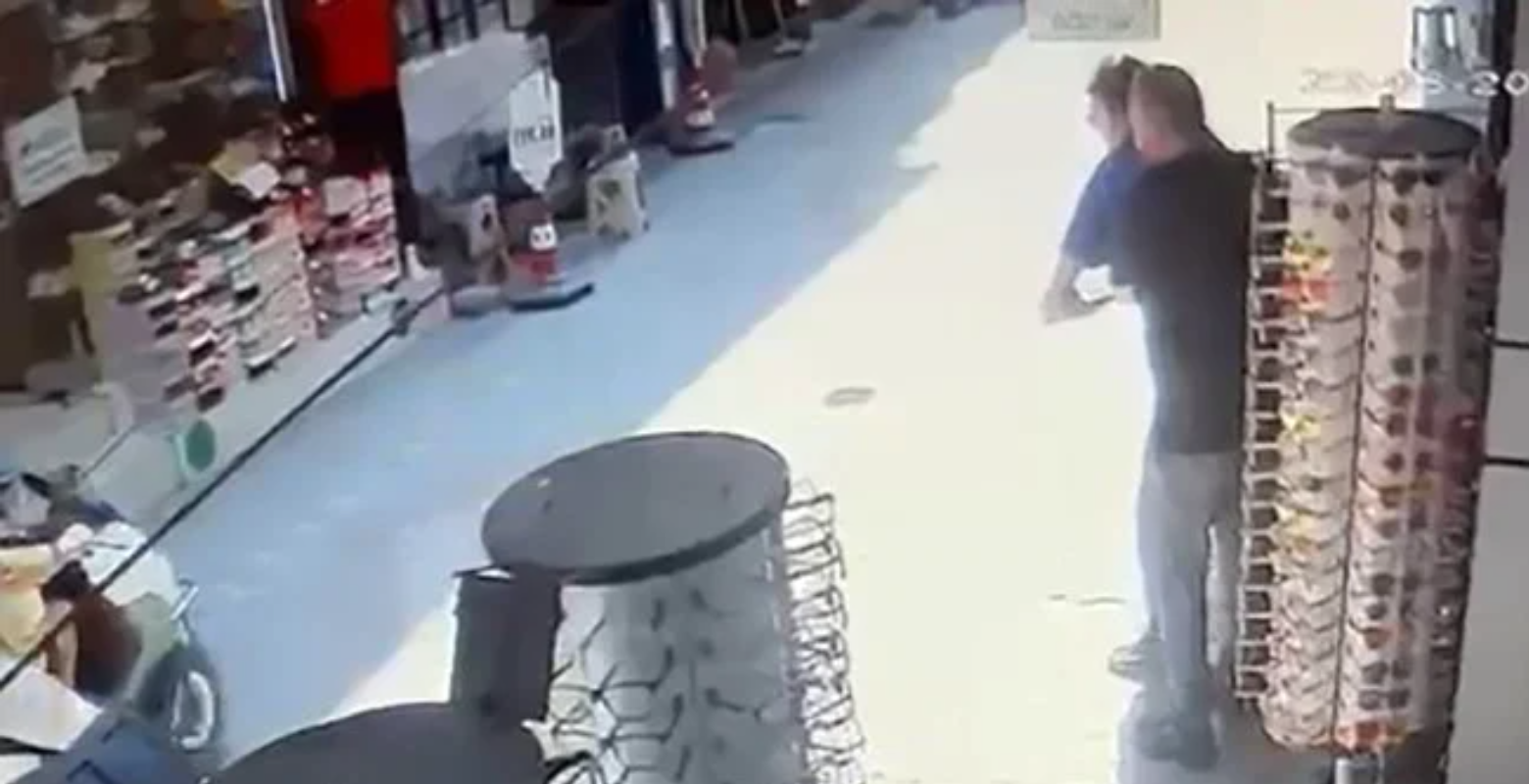 Durumu fark eden esnaf kuryeyi ölümden döndürdü