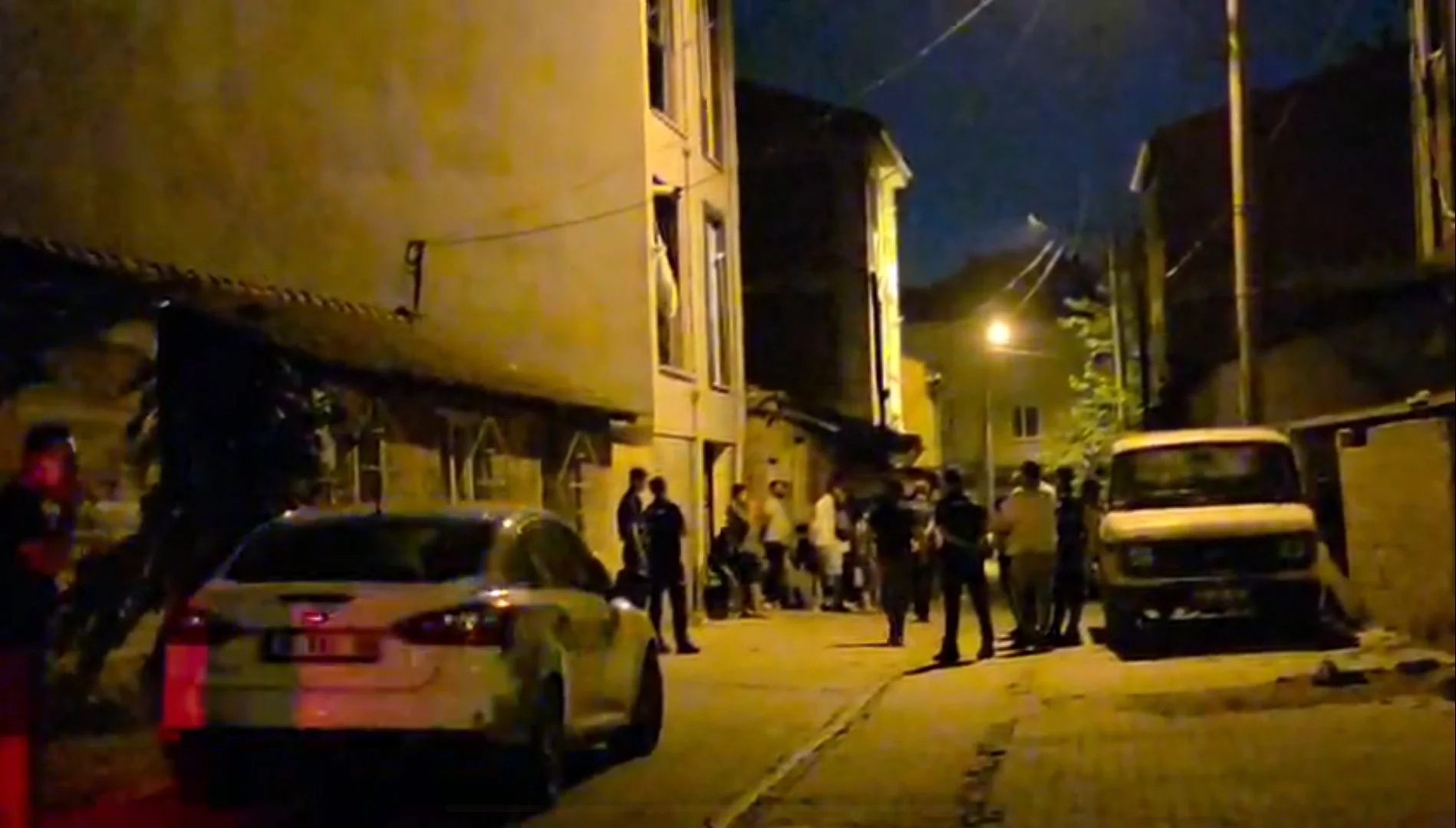 İnegöl Ertuğrul Gazi Mahallesi'nde silahlı kavga: 1'i çocuk 2 yaralı