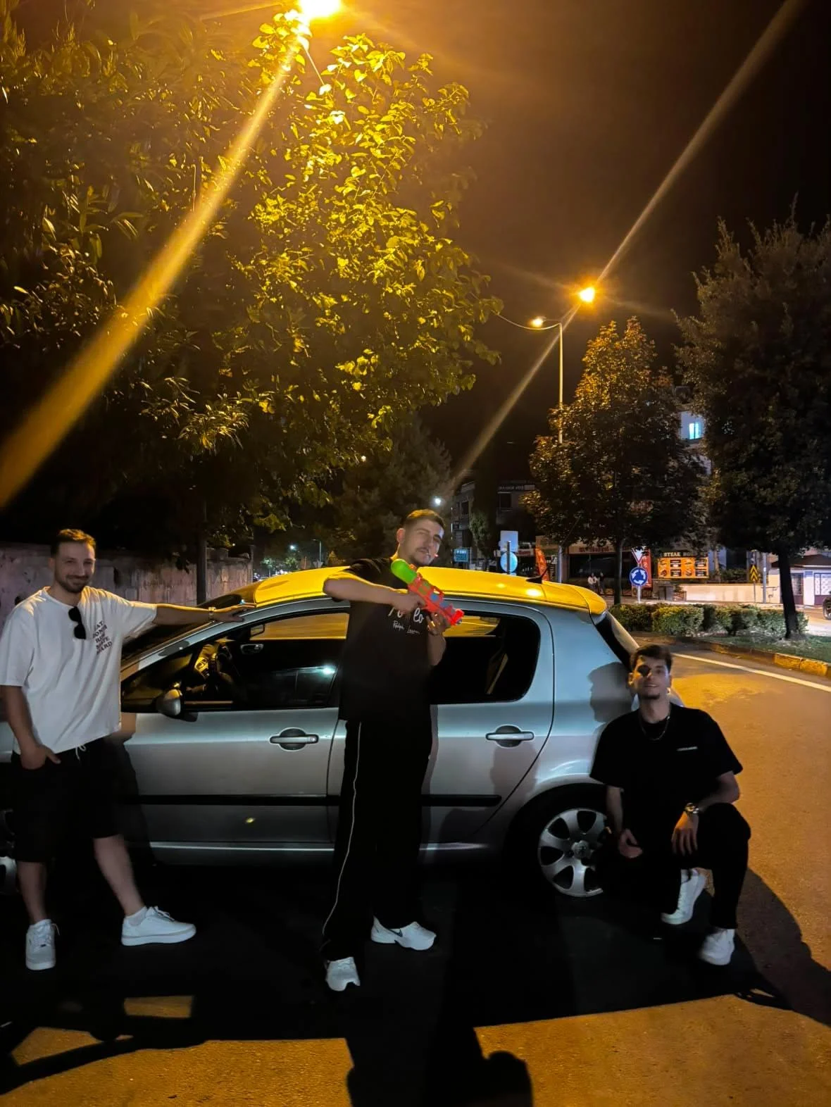 İnegöl'de kaza yapan gençler neşelerinden taviz vermedi