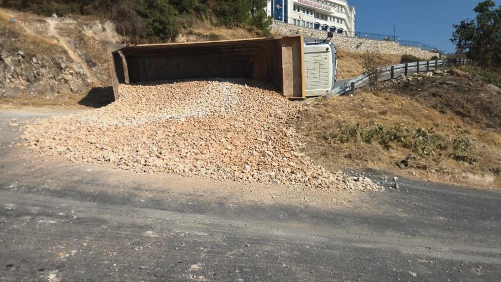 Kamyonun frenleri boşaldı! Şoförün manevrası faciayı önledi