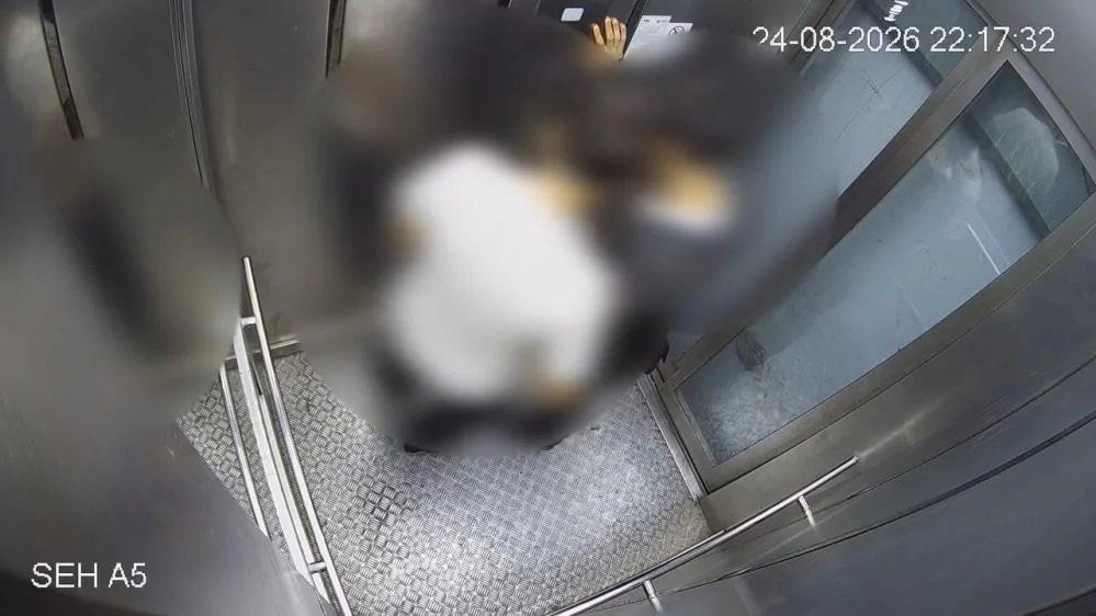 2 çocuk asansörde kaldı! Kamera gerçeği gösterdi 2 çocuk asansörde kaldı! Kamera gerçeği gösterdi
