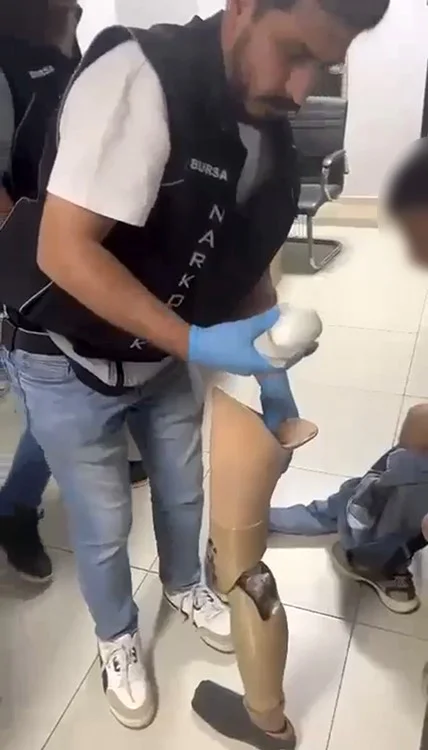 Protez bacağına sakladıkları sonunu getirdi!
