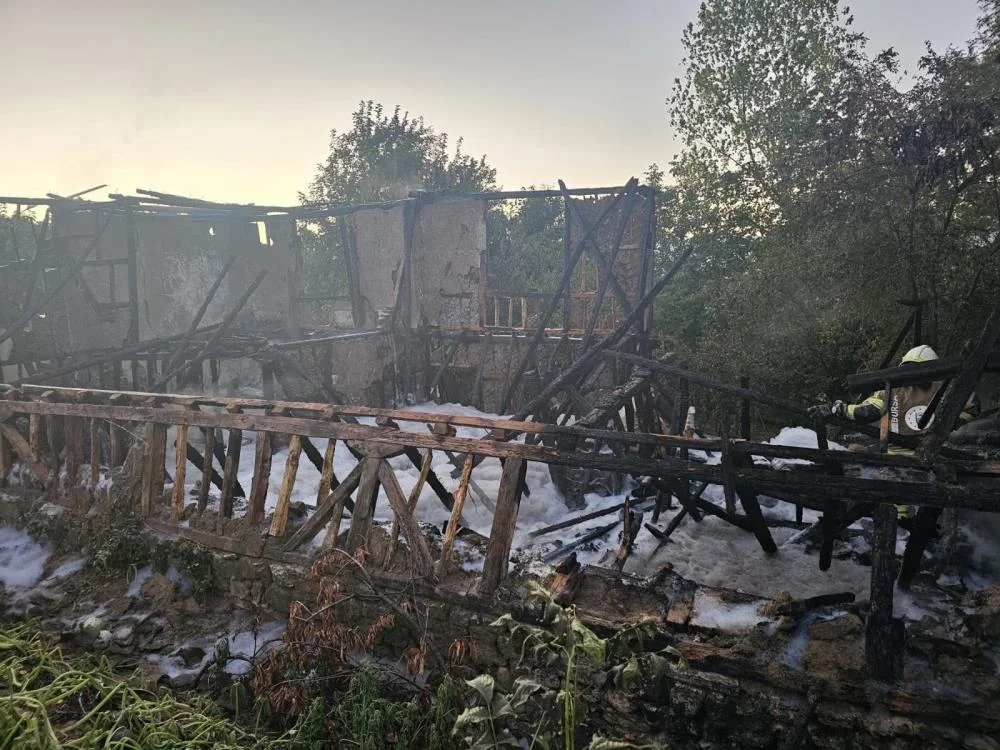 İnegöl'de metruk binadan geriye bu görüntüler kaldı