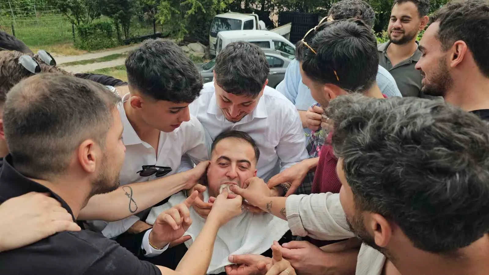 Bursa’da asırlık düğün geleneği: 200 metreyi 4 saatte geçtiler