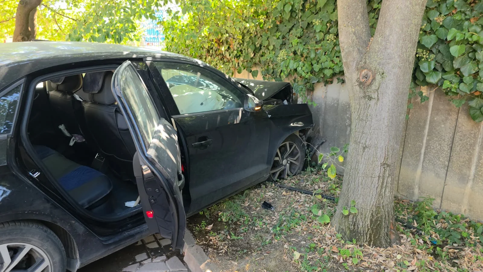 İnegöl’de Sürücü Pedalları Karıştırdı! Hastaneye Kaldırıldı