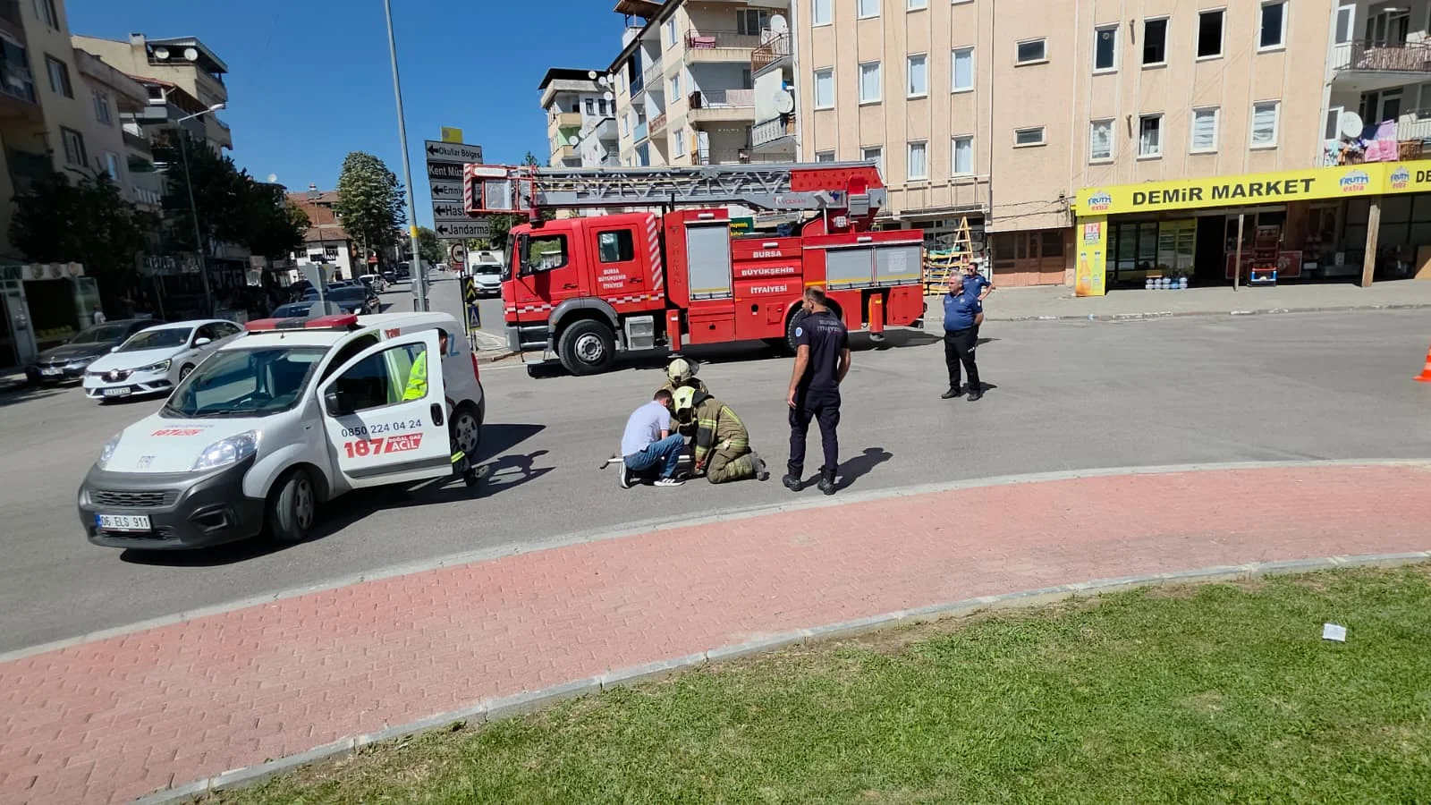 İnegöl'de cadde ortasında korku dolu anlar! Bir anda patladı İnegöl'de cadde ortasında korku dolu anlar! Bir anda patladı