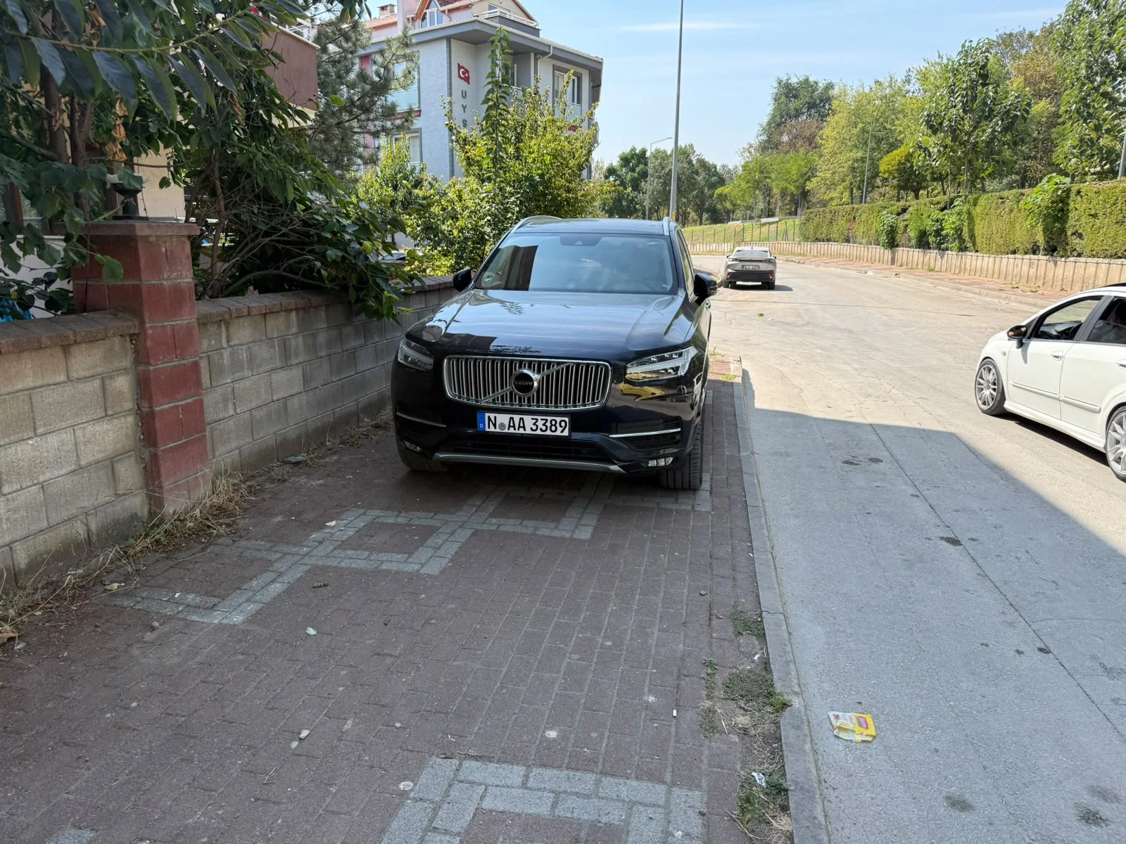 İnegöl'de rezalet görüntü! Gurbetçi aracını kaldırıma çıkardı