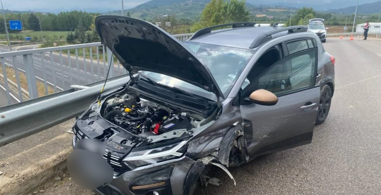 İnegöl’de Otomobil Bariyerlere Ok Gibi Saplandı