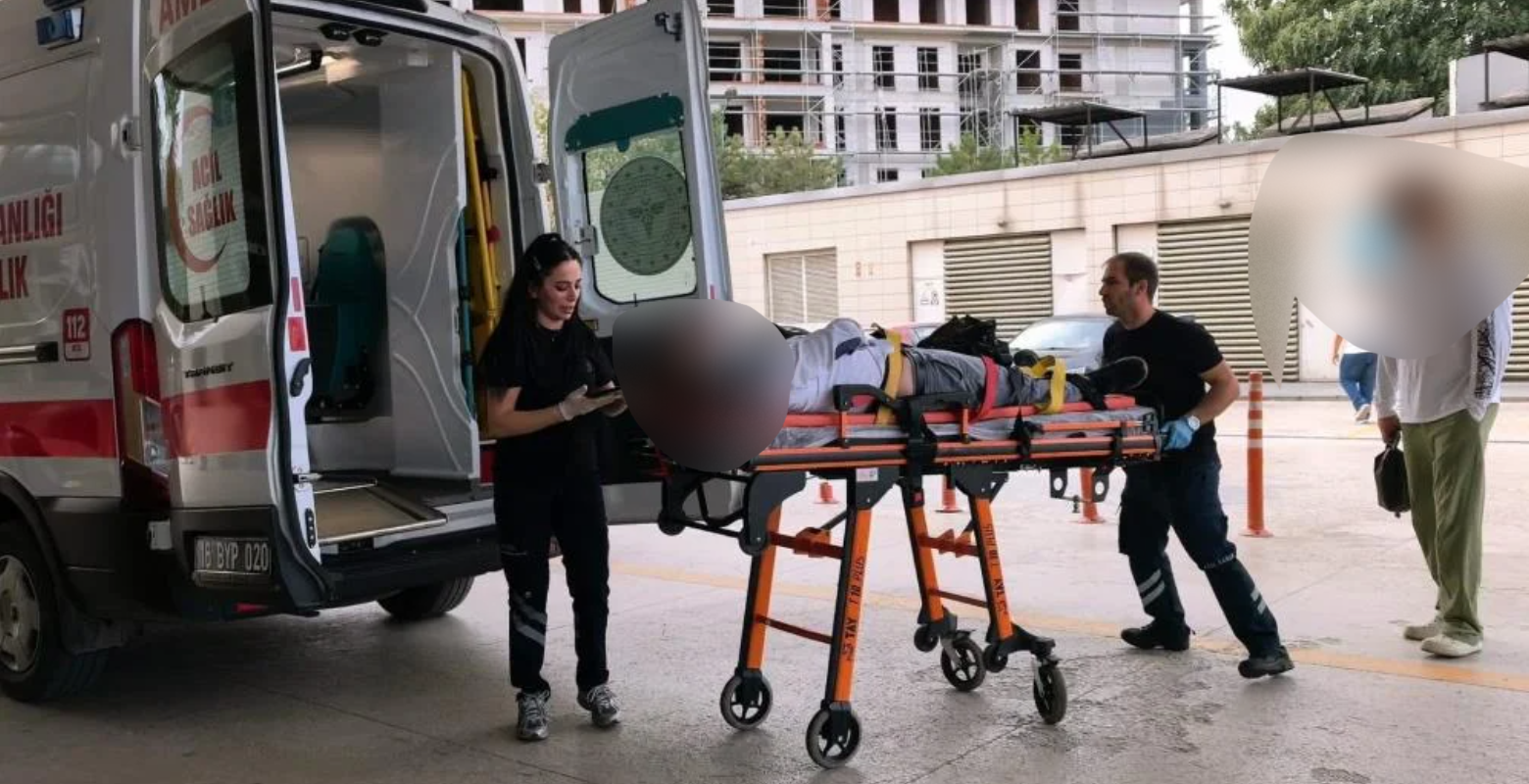 İnegöl’de Otomobil Bariyerlere Ok Gibi Saplandı İnegöl’de Otomobil Bariyerlere Ok Gibi Saplandı