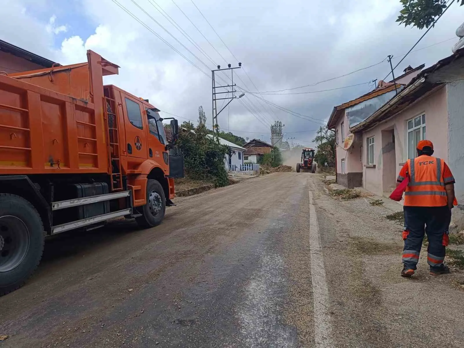 Dar olan köy yolu Karayolları ekiplerince genişletiliyor