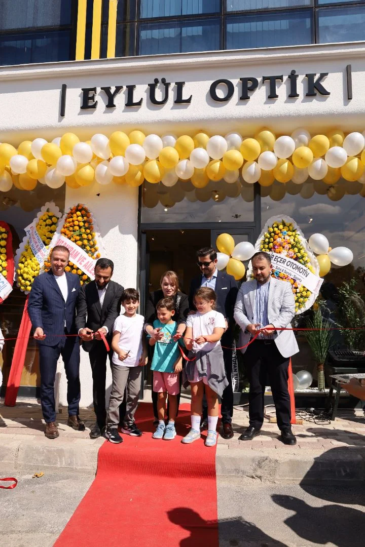 10 yıllık öğretmenlikten optisyenliğe: Eylül Optik açıldı