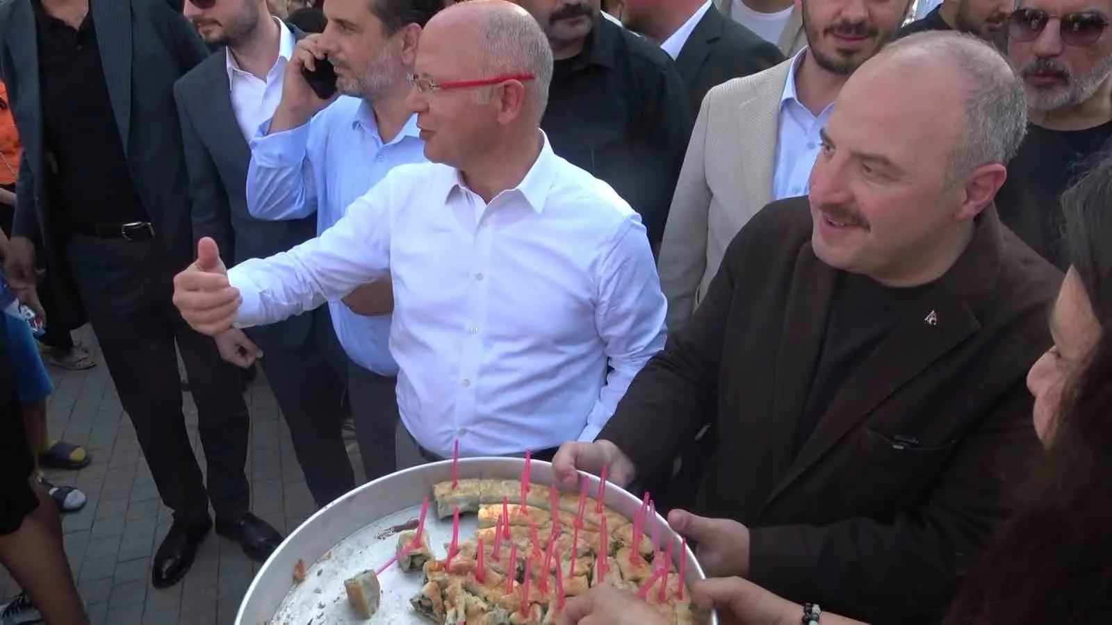 Varank’tan Özel’in börek görüntülerine tepki: "Vatandaşla nasıl konuşulması gerektiğini bilmek gerekiyor"