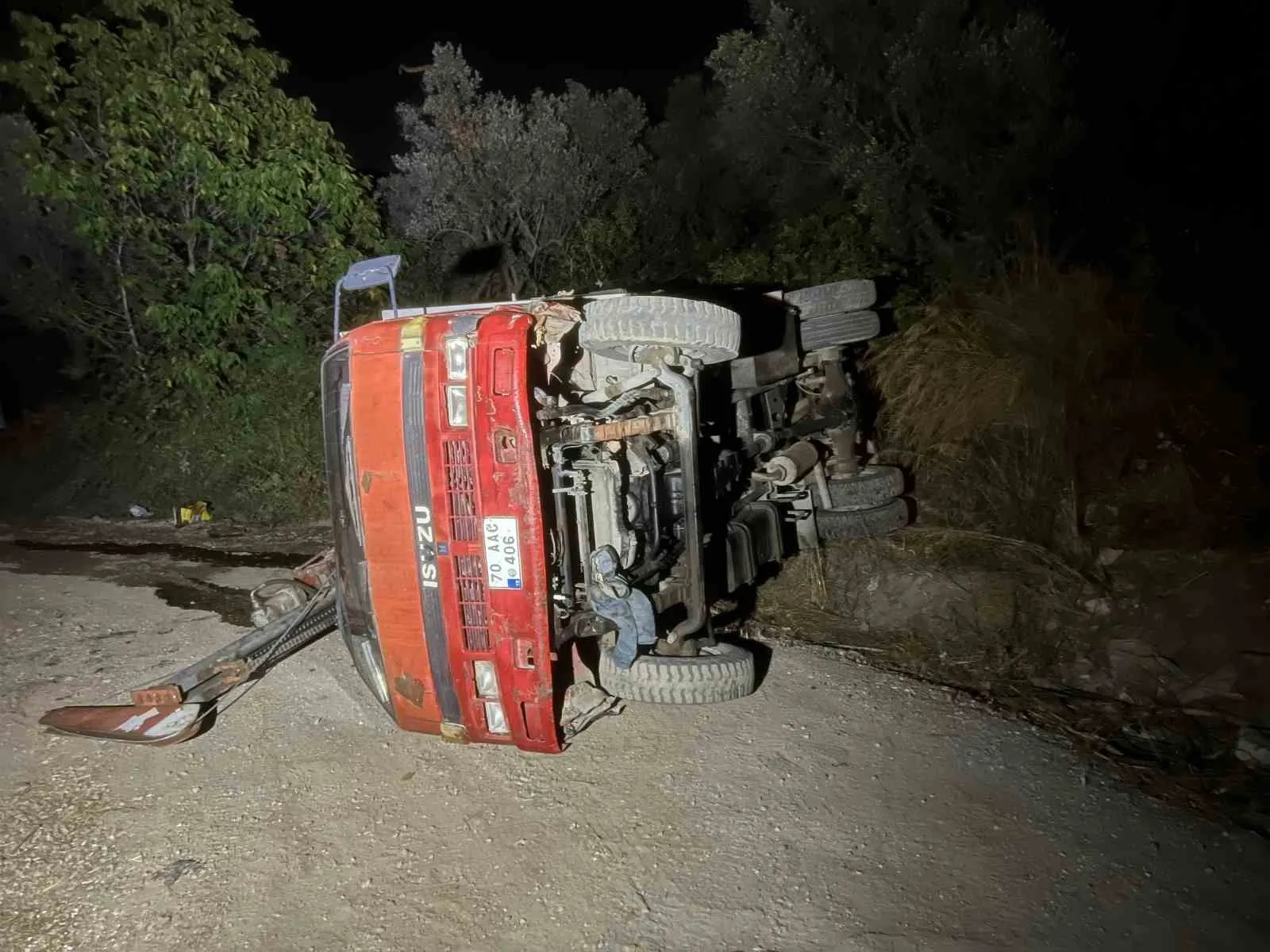 Bursa’da devrilen iş makinesinde sıkışan sürücü camdan çıkarıldı