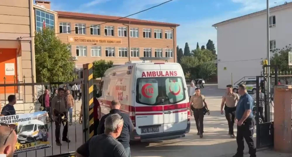 Manisa’da lise önünde silahlı saldırı! Öğrenciler yaralandı