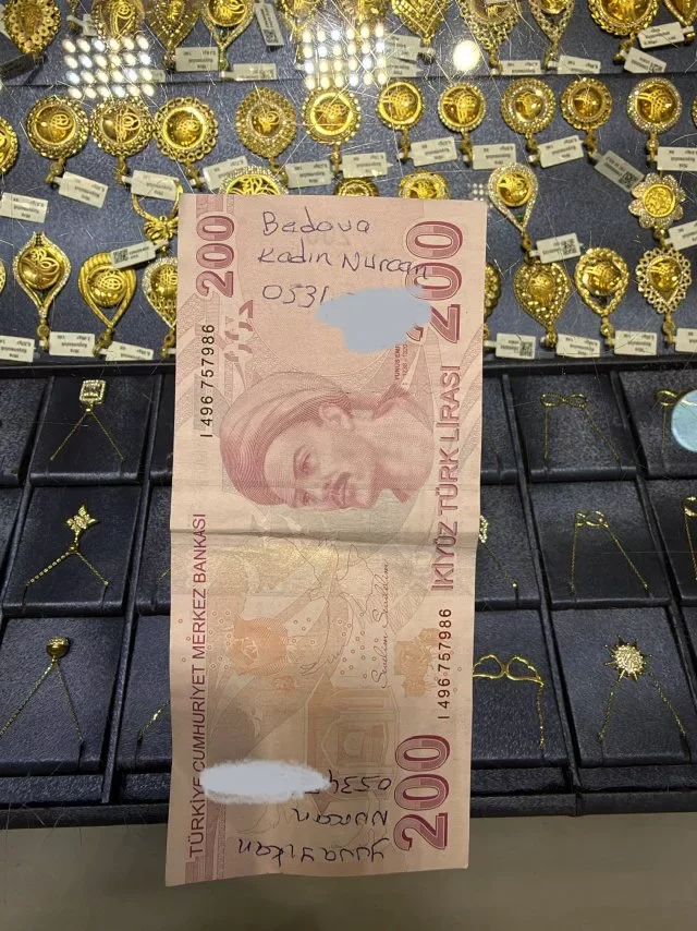 Paranın üzerine yazılan intikam notu görenleri şaşırttı