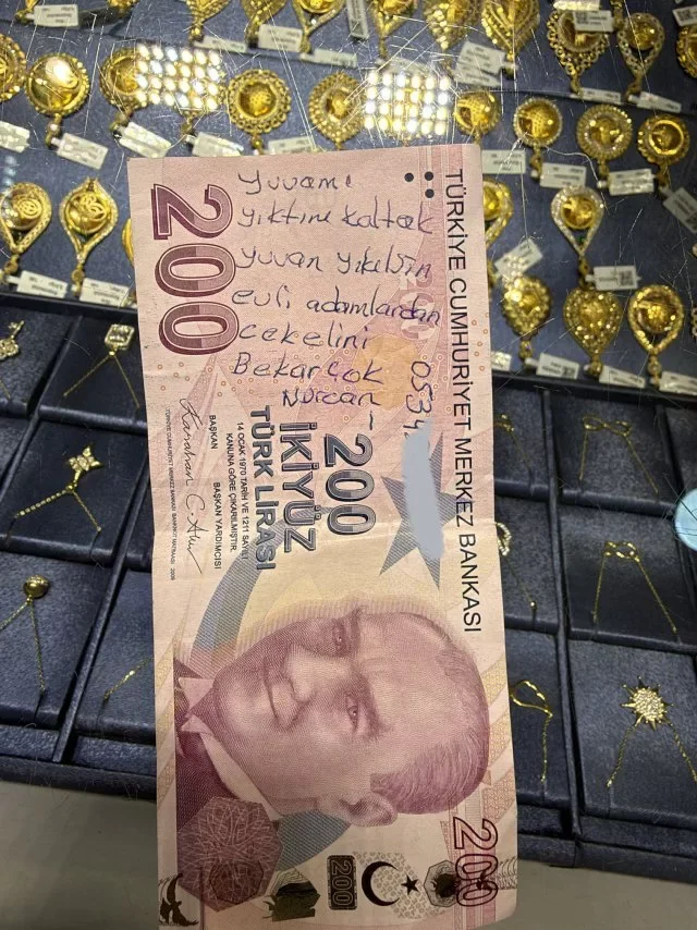 Paranın üzerine yazılan intikam notu görenleri şaşırttı