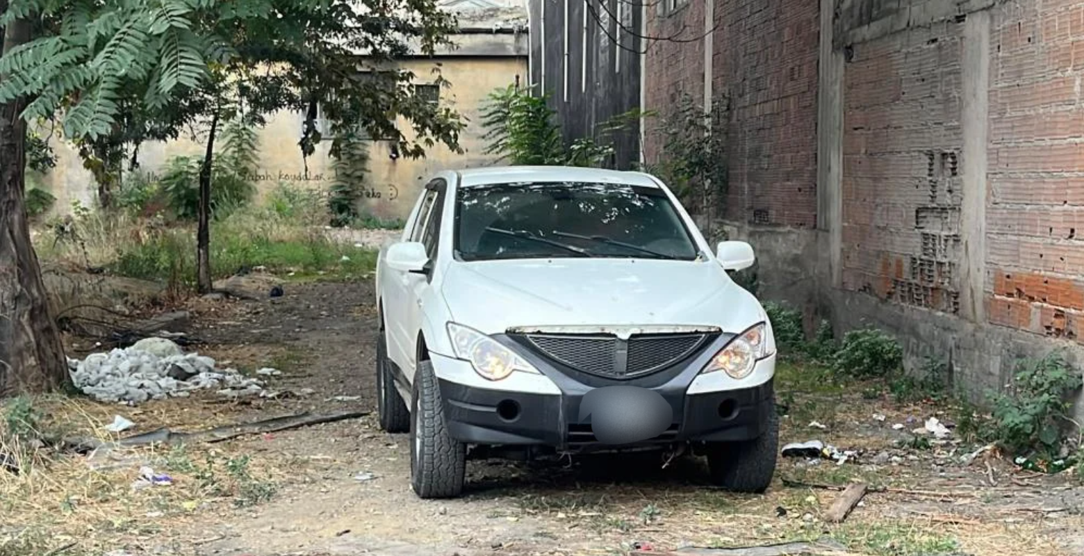 Kendini otomobile kilitledi: Ekiplere zor anlar yaşattı