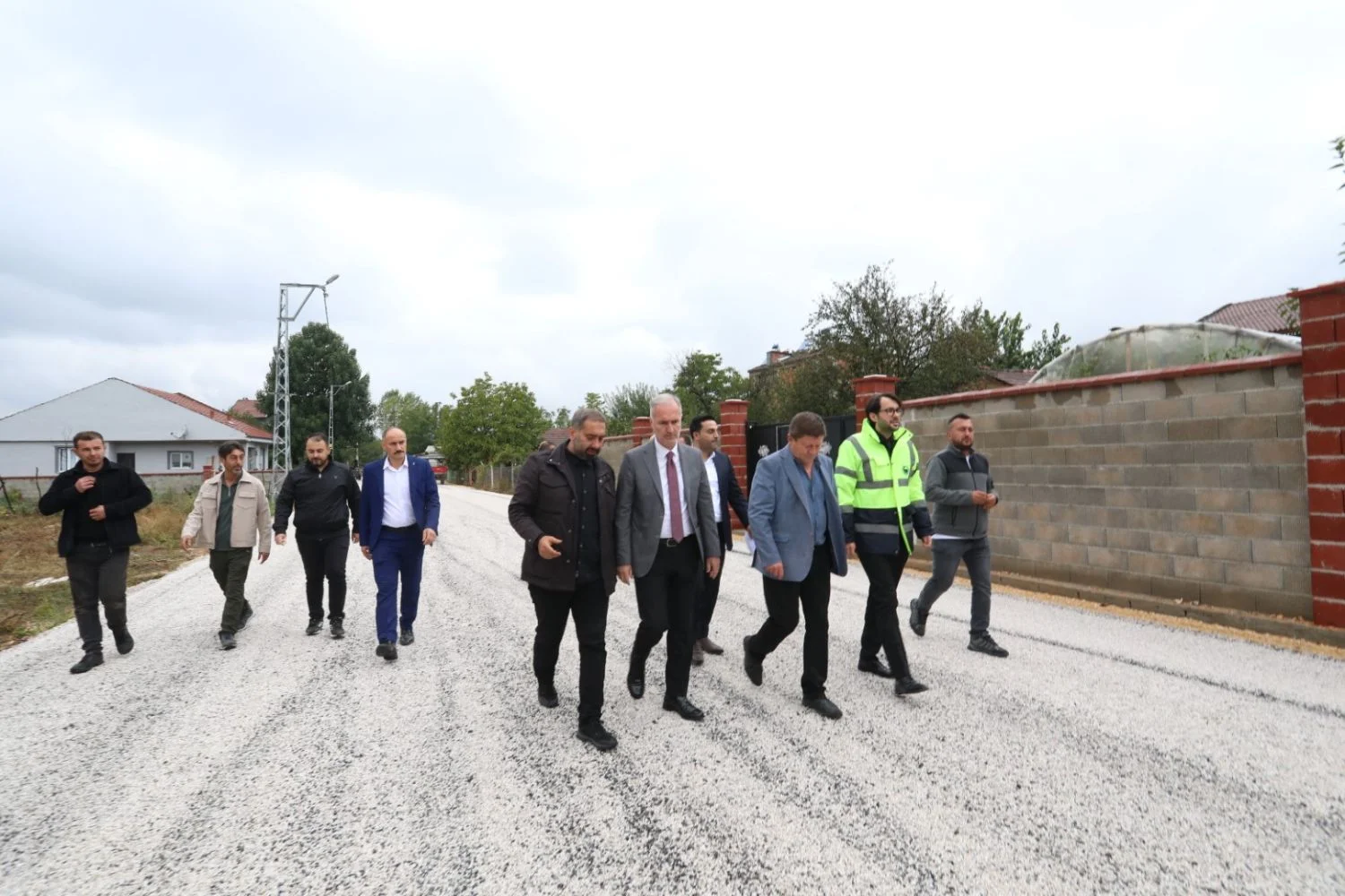 İnegöl’de gelişen bölgenin yollarına sathi kaplama yapıldı