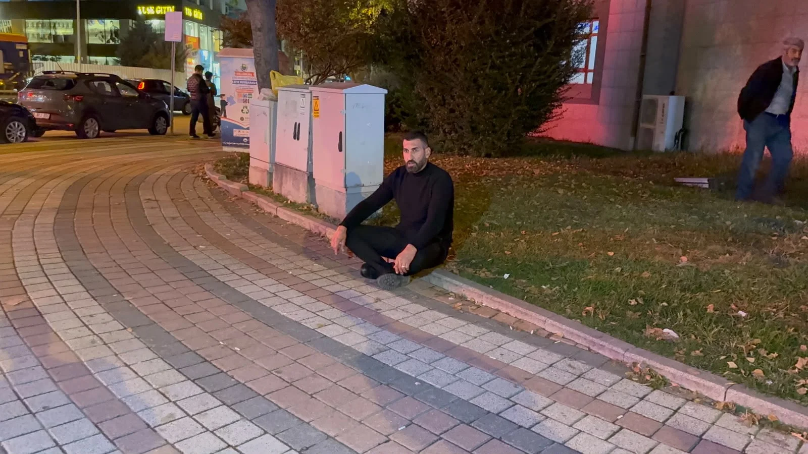 İnegöl'de kaldırıma oturup “adalet” isteyen vatandaş konuştu