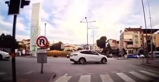 Bursa'da hatalı dönüş pahalıya patladı! Kaza kamerada