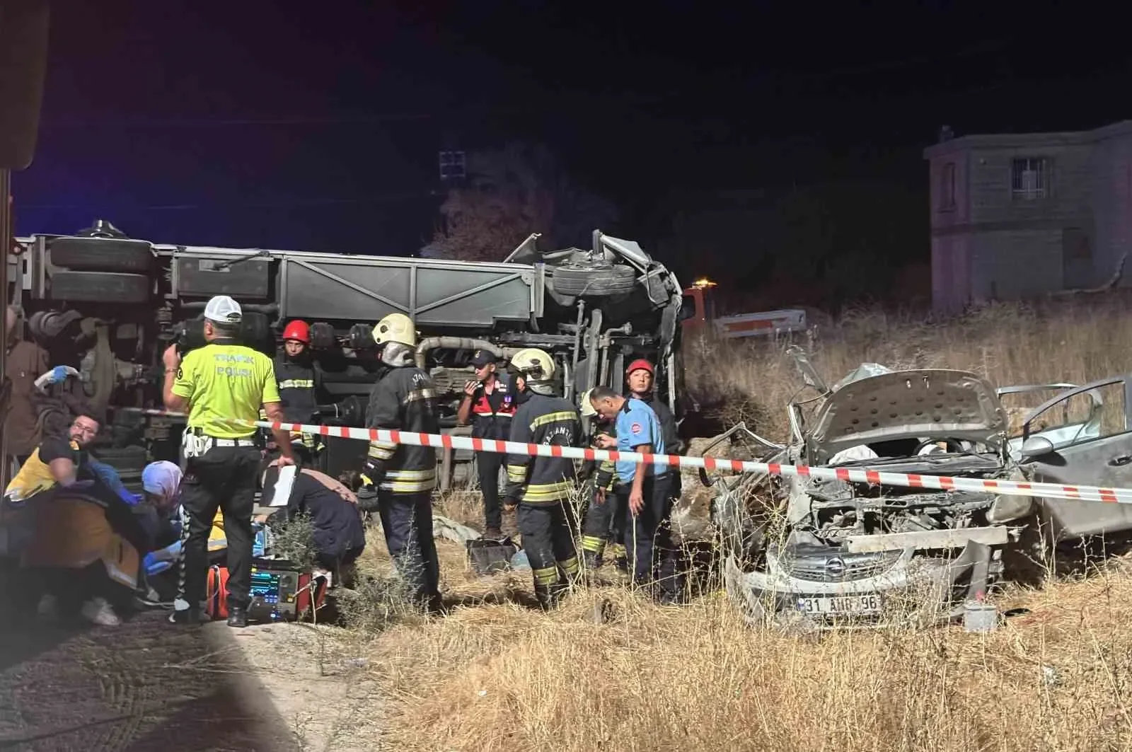 Gaziantep Nurdağı'nda minibüs ile otomobil çarpıştı: 7 ölü, 13 yaralı