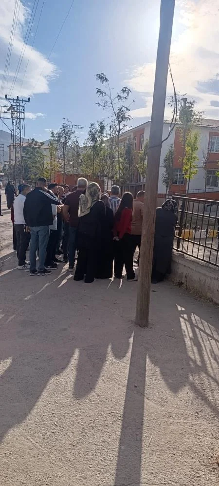 Van'da kız öğrenci pompalıyla geldi! Veliler okula akın etti