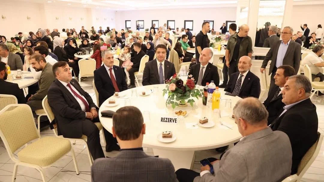 Mahmut Arıkan İnegöl’de genç çiftin mutluluğuna ortak oldu Mahmut Arıkan İnegöl’de genç çiftin mutluluğuna ortak oldu