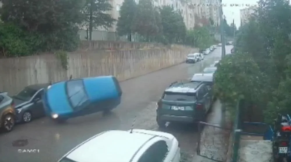 Bursa’da park halindeki 3 araca çarptı, ters döndü