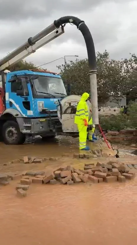 Görüntüler Bursa'dan, yağmurda mahsur kaldılar