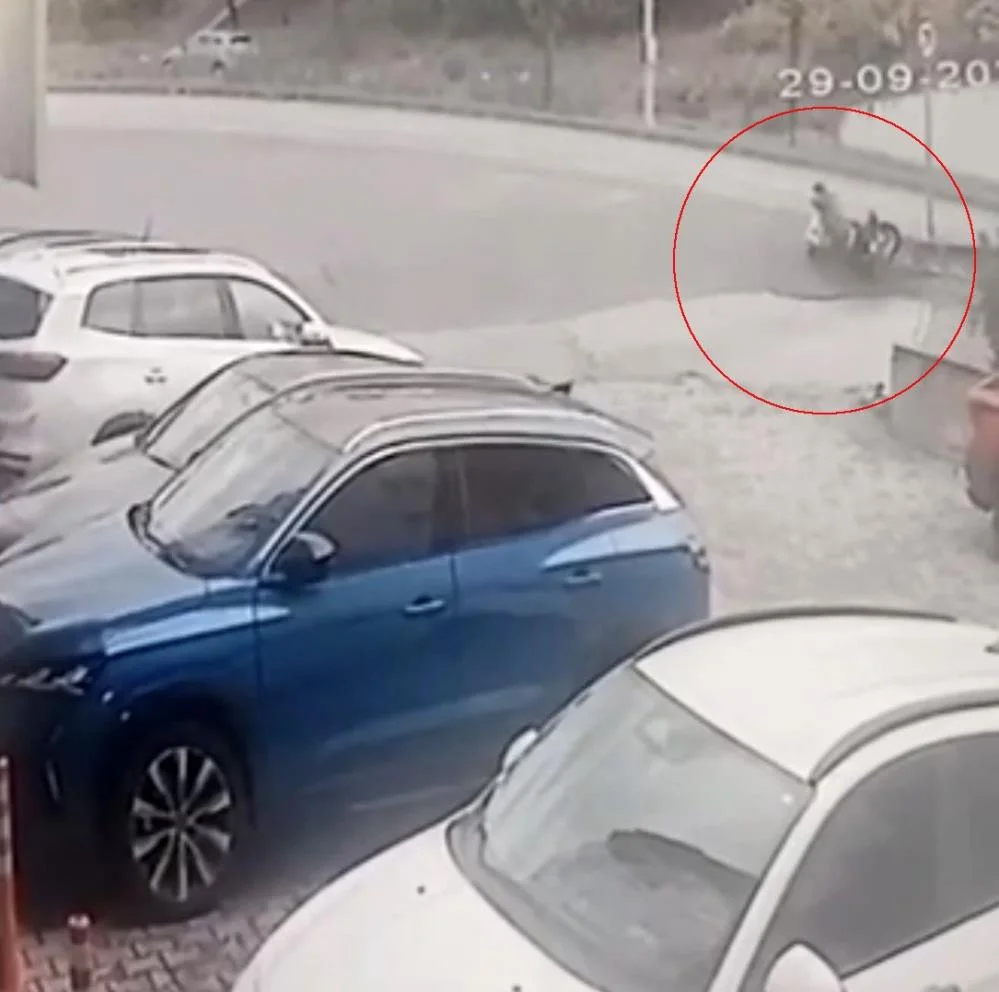 Motosiklet alt yola uçtu! Sürücü ağır yaralı