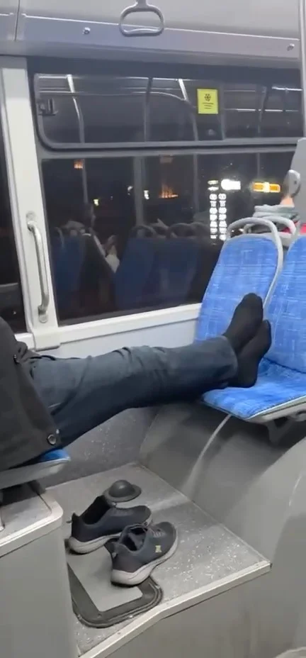 Otobüsteki yolcunun rahatlığı pes dedirtti