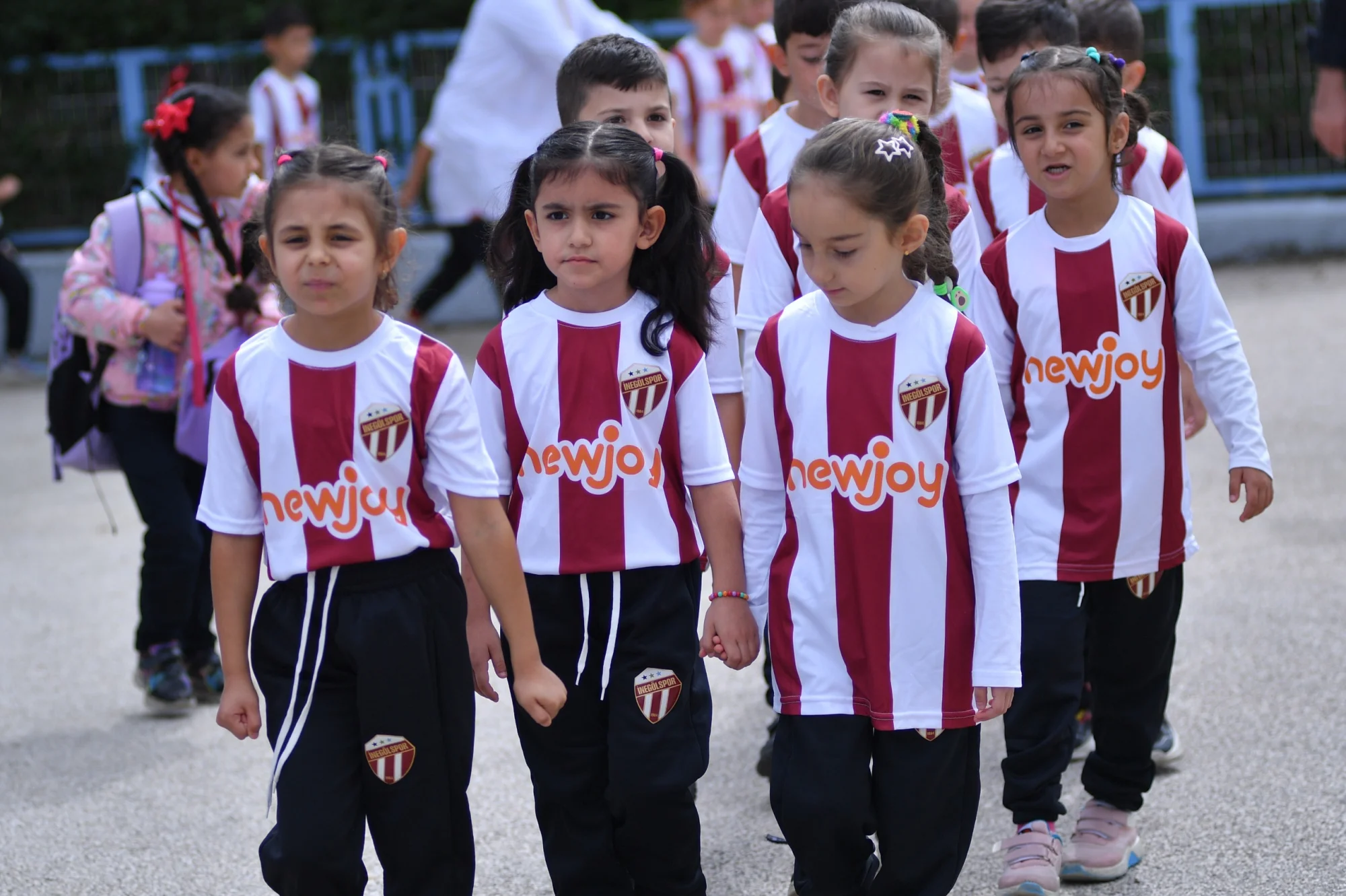 Weltew Grup yöneticileri Yeniceköy'de öğrencilerle buluştu Weltew Grup yöneticileri Yeniceköy'de öğrencilerle buluştu