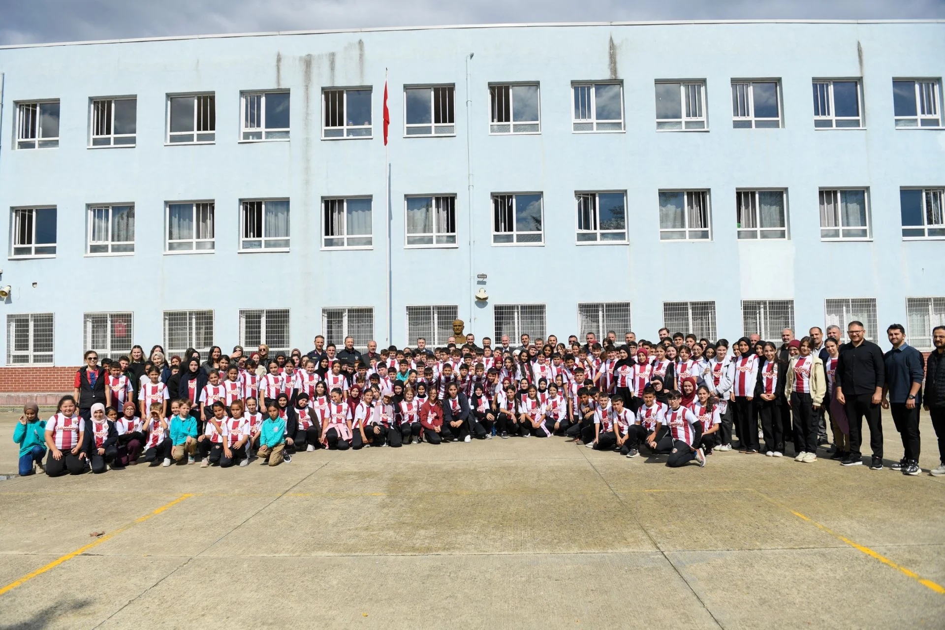 Weltew Grup yöneticileri Yeniceköy'de öğrencilerle buluştu Weltew Grup yöneticileri Yeniceköy'de öğrencilerle buluştu