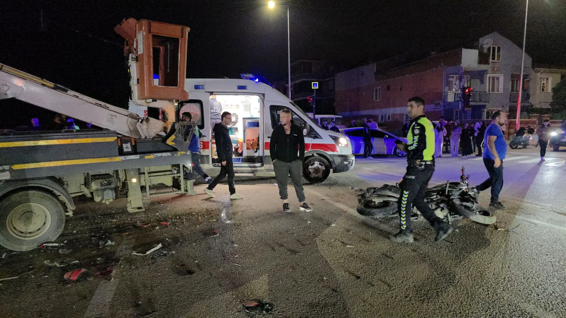 İnegöl'de kamyonet ile motosiklet çarpıştı: 2 ağır yaralı