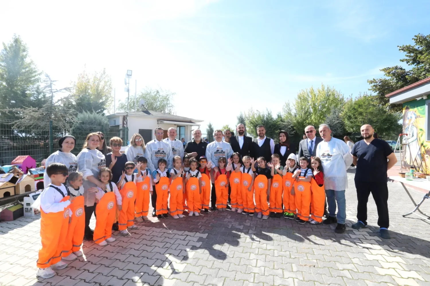 İnegöl’de öğrenciler can dostları için fırçaları eline aldı