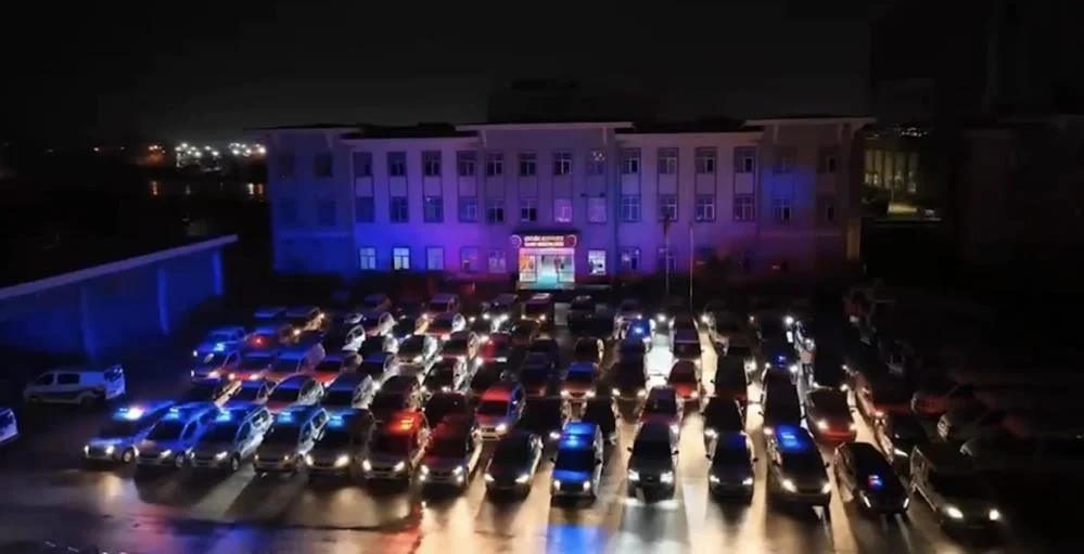 Bursa'da 29 adrese baskın! 25 gözaltı Bursa'da 29 adrese baskın! 25 gözaltı