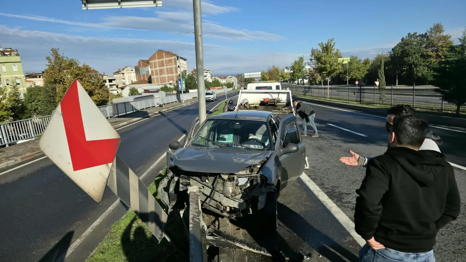 İnegöl'de feci kaza! Ok gibi bariyerlere saplandı