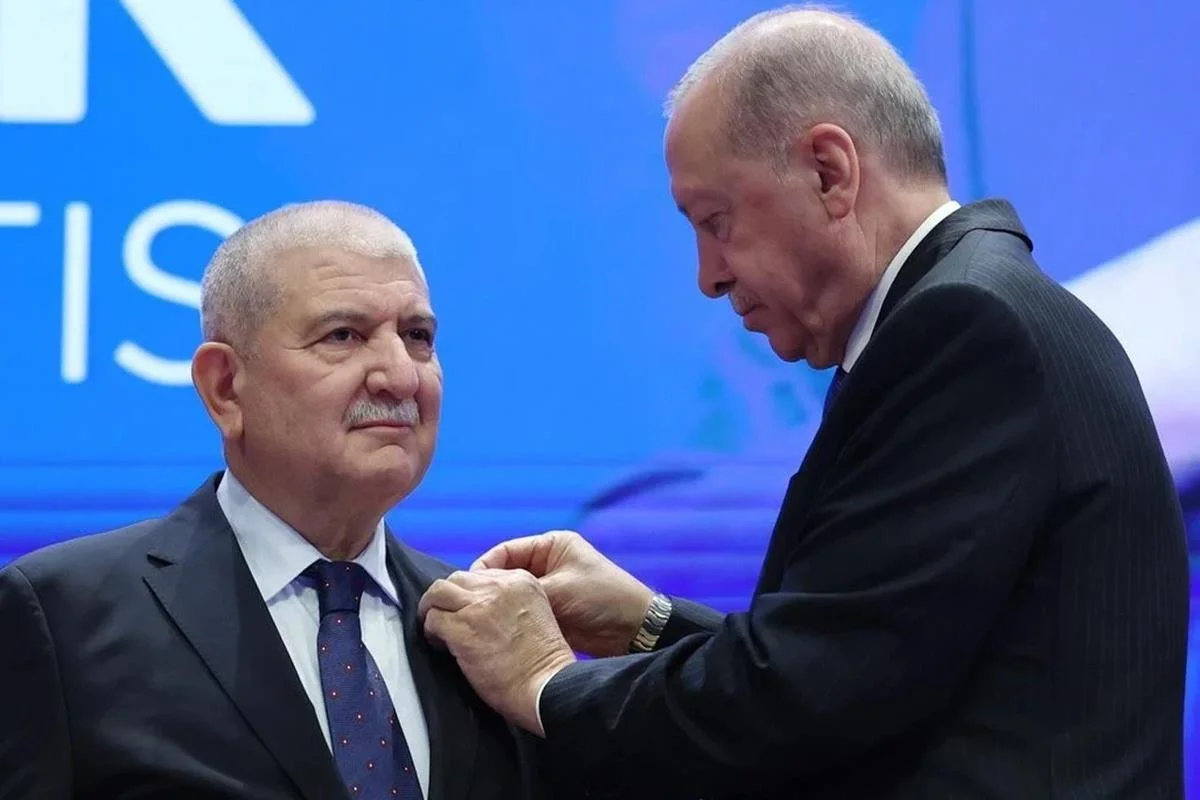 Bursa Milletvekili AK Parti'ye Katıldı! Rozetini Erdoğan Taktı