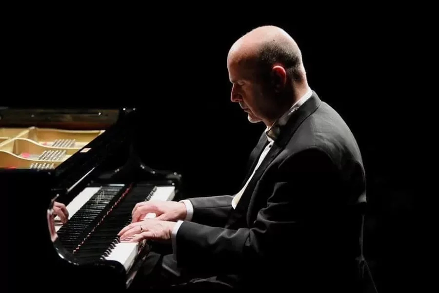Dünyaca Ünlü Sanatçıdan Bu Akşam Bursa'da Ücretsiz Konser Fırsatı! Dünyaca Ünlü Sanatçıdan Bu Akşam Bursa'da Ücretsiz Konser Fırsatı!