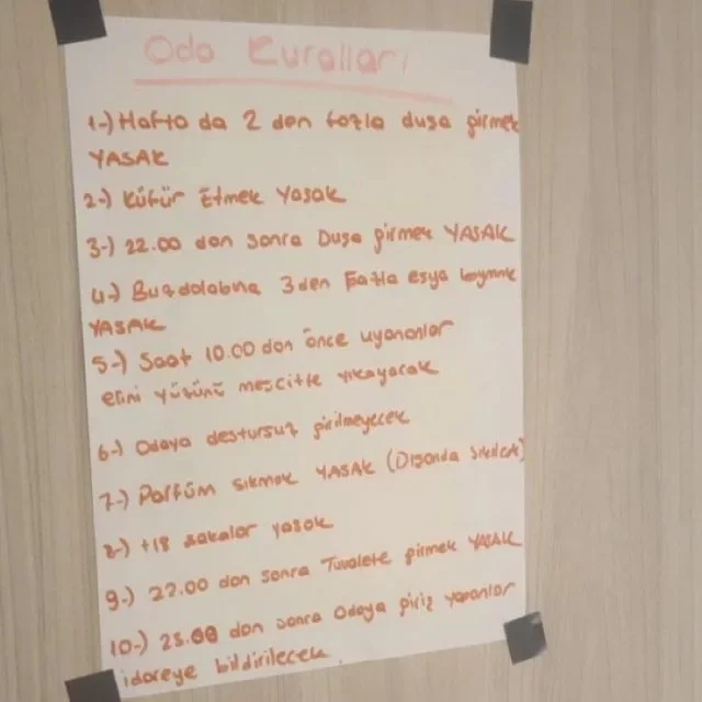 Kız Yurdunda Kapıya Asılan Kurallar Sosyal Medyayı Karıştırdı Kız Yurdunda Kapıya Asılan Kurallar Sosyal Medyayı Karıştırdı