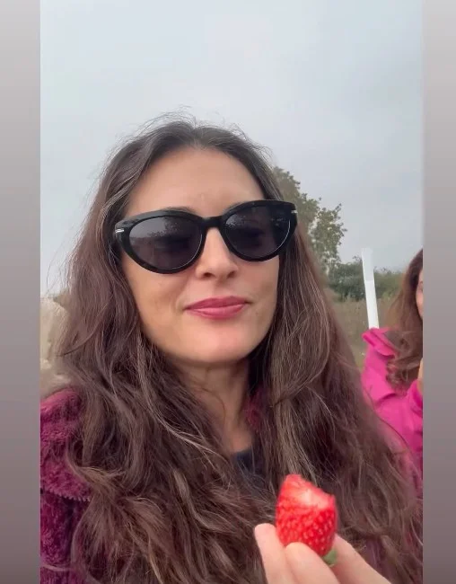 Ünlü Oyuncu İnegöl'de Çilek Topladı! Ünlü Oyuncu İnegöl'de Çilek Topladı!